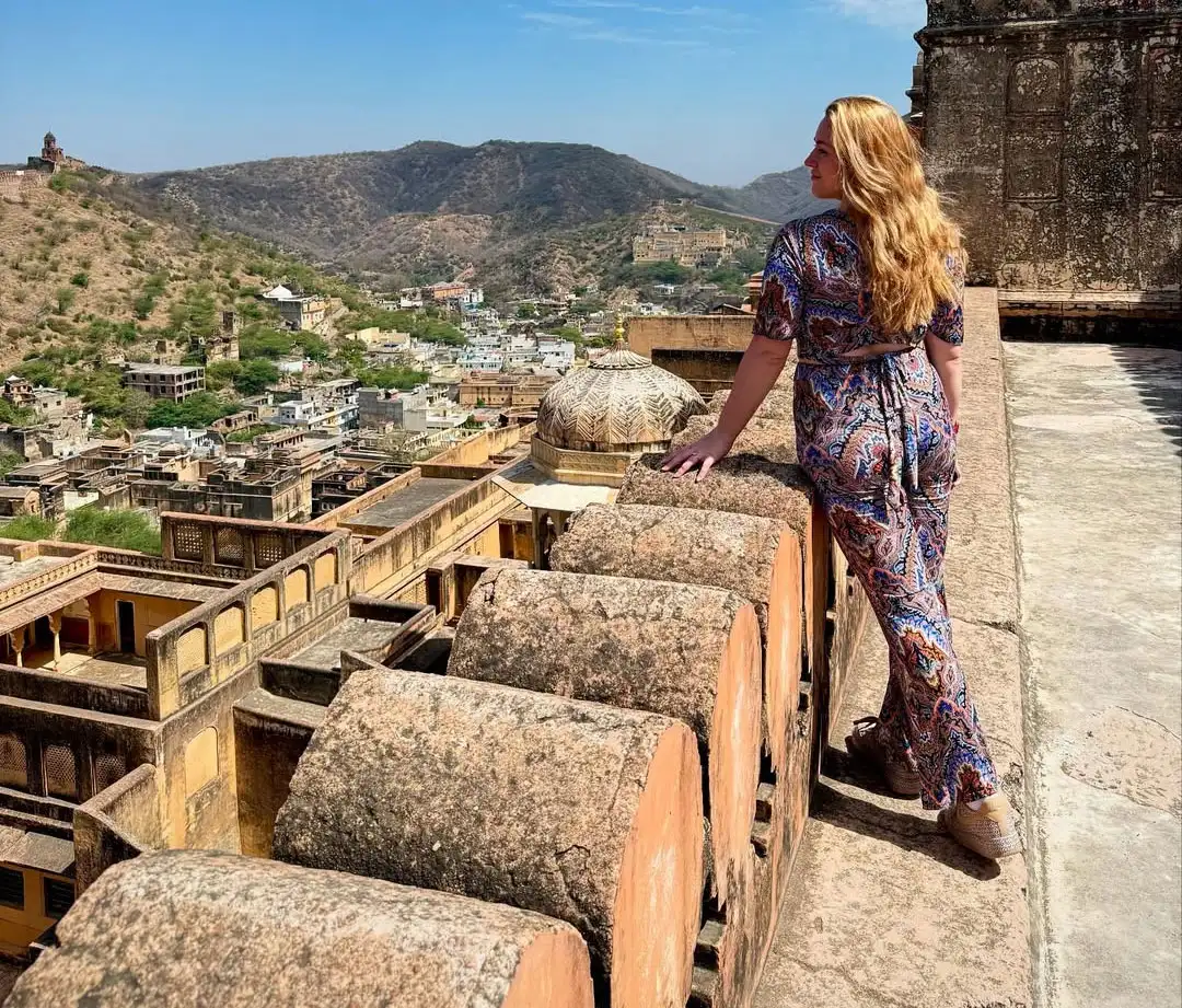 Amber Fort in Jaipur showcasing grand Rajput architecture, sandstone walls, Maota Lake views, and royal heritage of Rajasthan