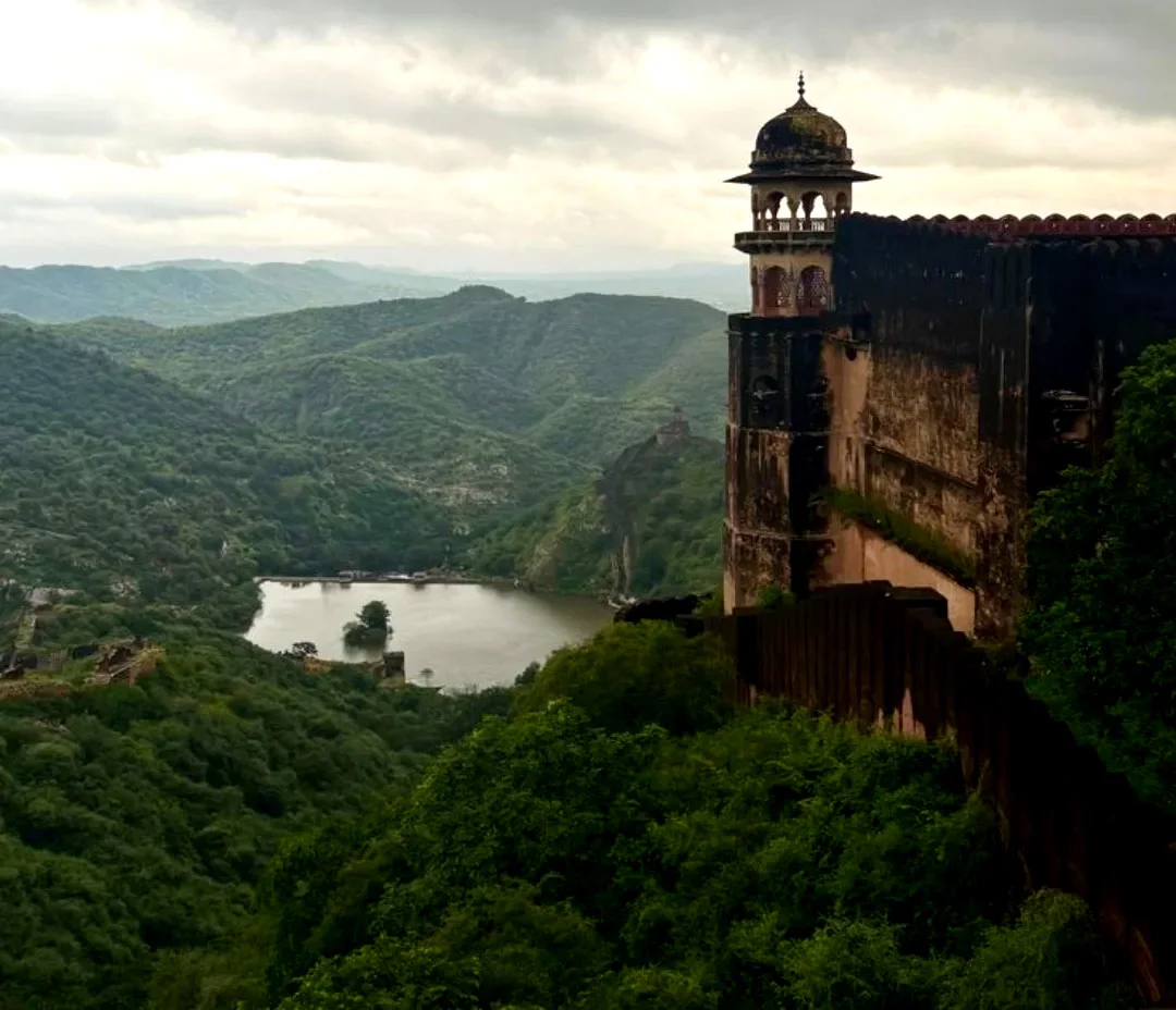 Jaigarh Fort in Jaipur, Rajasthan, showcasing the massive hilltop fortification, ancient cannons, and panoramic views of the Aravalli Hills