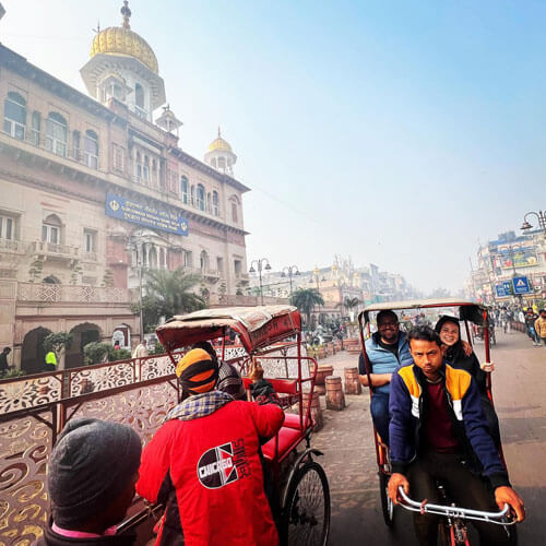 american-couple-rickshaw-ride-in-delhi