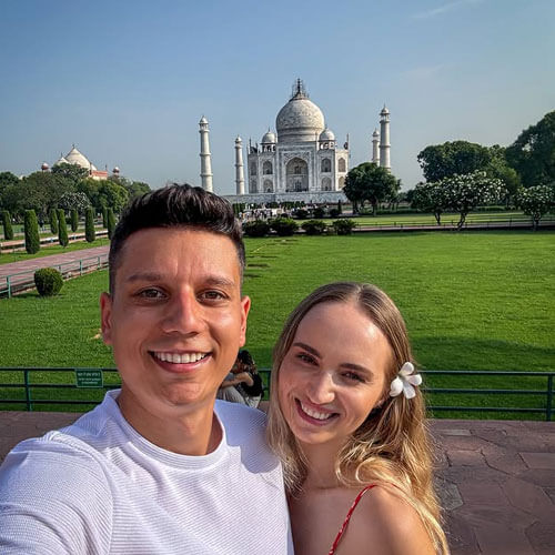 couple-in-agra-tajmahal